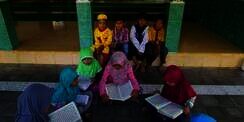 Kelas Ambruk, Siswa Madrasah di Lebak Belajar di Masjid