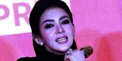 Liburan ke Tokyo, Syahrini Pakai Celana Hamil Seharga Motor