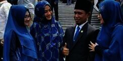 Bertabur Swarovski, Gaya Hijab 3 Istri Lora Fadil di Senayan