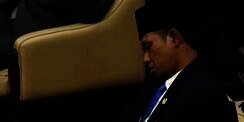 Tak Hanya Bawa Istri Tiga, Lora Fadil Viral karena Tidur di Parlemen