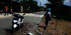 Siswi Ngeyel Terobos Jalan Lagi Dicor, Motor Nyangkut Dibiarkan Jadi Monumen