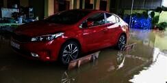 Trik Unik Hindari Banjir, Mobil Dibuat `Melayang` di Atas Air