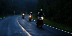 Begini Cara Aman Berkendara Motor di Jalan Berkabut