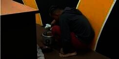 Demi Kirim Uang ke Ibu, Habil Masak Nasi di Kantor