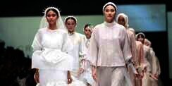 Kilau Emas di Busana Muslim Kolaborasi Wardah dan 2 Desainer