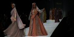 Gaya Artis Berhijab Syar'i di Jakarta Fashion Week