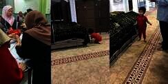 Sedih! Anak Bermain di Sekitar Keranda Jenazah Kedua Orang Tuanya