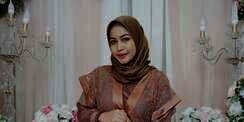 6 Penampilan Eriska Nakesya, Istri Younglex Saat Berjilbab