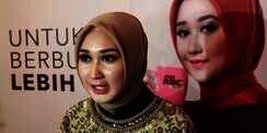 Dian Pelangi Rencanakan Umroh Bareng Suami Tahun Depan