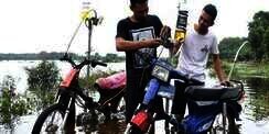 Keren! Motor Amfibi Ini Tetap Melaju Meski Seluruh Bodi Terendam Banjir