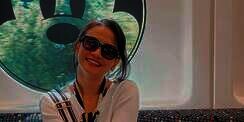 Pose Menggoda di Tumpukan Uang, Vanessa Angel: Cash Aja Bro