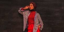 Paduan Makeup Bold dan Tatanan Hijab Turban