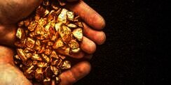 Pria Beruntung Temukan Bongkahan Emas Senilai Rp1,4 Miliar di Sungai