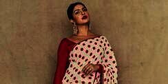 Makeup Dramatis Khas Priyanka Chopra, Layak Dicoba