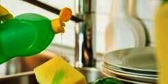 Bolehkah Sabun Cuci Piring Dipakai untuk Campuran Air Wiper?