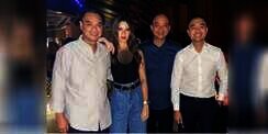 Pose Bareng 3 Kakak, Gaya Nia Ramadhani Disorot