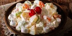 Cara Membuat Salad Buah Saus Keju dan Yogurt