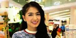 Gaya Angel Karamoy Santai di Pantai, Seperti Barbie Hidup!