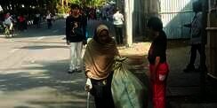 Tak Mau Repotkan Anak Cucu, Ibu 80 Tahun Ini Tetap Memulung