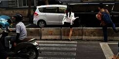 Viral, Perempuan Lompat Beton di GI Pakai Louboutin dan Tenteng Hermes