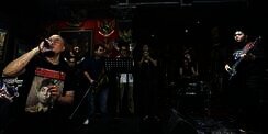 Gaya Ahmad Dhani Latihan Band Usai Bebas