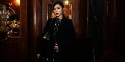 Penampilan Chic nan Elegan Isyana Sarasvati dalam Busana Hitam
