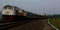 Perjalanan Kereta Jarak Jauh dan KRL Terganggu Banjir