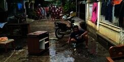 8 Potret Warga Jatimulya Bekasi Bersih-bersih Usai Banjir