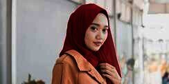 5 Gaya Hijab Segiempat ala Shella Anggita, Cukup 5 Menit