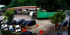 Video Truk Kontainer Terguling Timpa 7 Mobil di Rest Area Km 97 Tol Cipularang