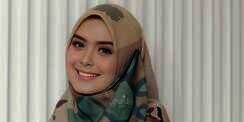 Trik Padu Padan Hijab Warna Kuning ala Vebby Palwinta