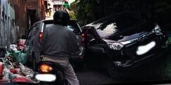 Ogah Mengalah di Gang Sempit, Mobil `Panjat` Dinding Jalan
