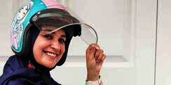Gaya Shireen Sungkar Pakai Helm, Netizen Salfok ke Bagian Ini