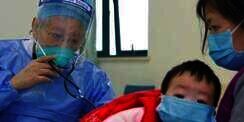 Cara Pensiunan Dokter Ini Tangani Pasien Virus Corona Bikin Dunia Terharu