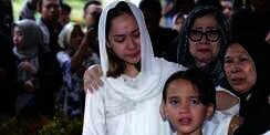 Tangis BCL Pecah di Samping Jenazah Ashraf Sinclair