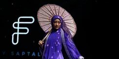 Elegan, Kimono dan Keindahan Bunga Sakura Menjadi Busana Syari