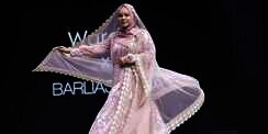 Cantiknya Dewi Sandra dengan Gamis Corak Bunga Langka India