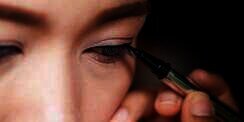 Trik Memakai Eyeliner untuk Jenis Mata Hooded Eyes