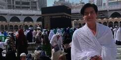 Takjubnya Roger Danuarta Melihat Kabah Saat Umroh Pertama Usai Mualaf