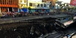Jalan Raya di Jember Ambles, Sejumlah Ruko Roboh
