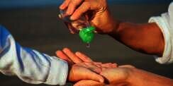 Hand Sanitizer Berbahan Alkohol, Haramkah?