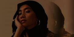 Gaya Hijab Yuna, Adik Ipar BCL yang Mendunia