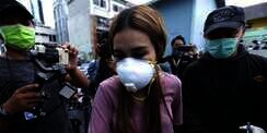 Gaya Ayu Ting Ting Pakai Masker Mahal