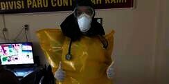 Tak Ada Hazmat, Dokter Indonesia Pakai Plastik Sampah Saat Tangani Pasien Corona