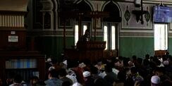 Foto Sholat Jumat di Masjid Al-Azhar, Jamaah Tak Berjarak