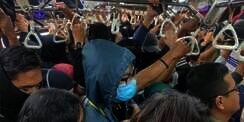 Foto-Foto Warga Berdesakan di KRL Setelah Operasional Kereta Dikurangi