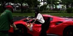 Potret Shandy Purnamasari, Viral Cantolkan Kerupuk di Ferrari!