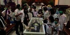 Haru, Momen Istri dan Anak Berada di Dekat Peti Glenn Fredly