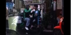 Kisah Ibu Driver Ojol, Suapi Anak Sambil Tunggu Orderan