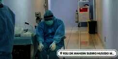 Video Tenaga Medis Tetap Sholat Pakai APD di Sela Tangani Pasien Covid-19